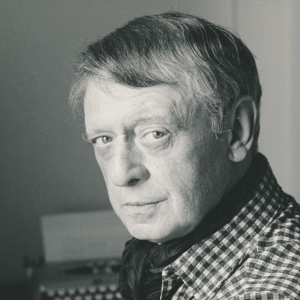 Anthony-Burgess-and-typrewriter